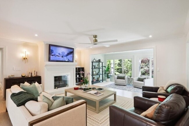 Building Photo - 1007 Somerset Dr NW