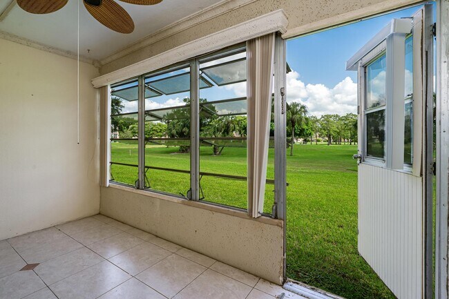 Building Photo - 1010 Country Club Dr