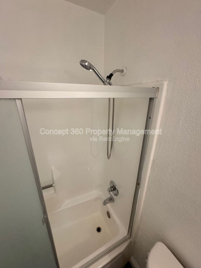 Building Photo - 9421 Cedar St