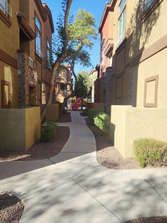 Building Photo - Lovely Parkside Townhome!