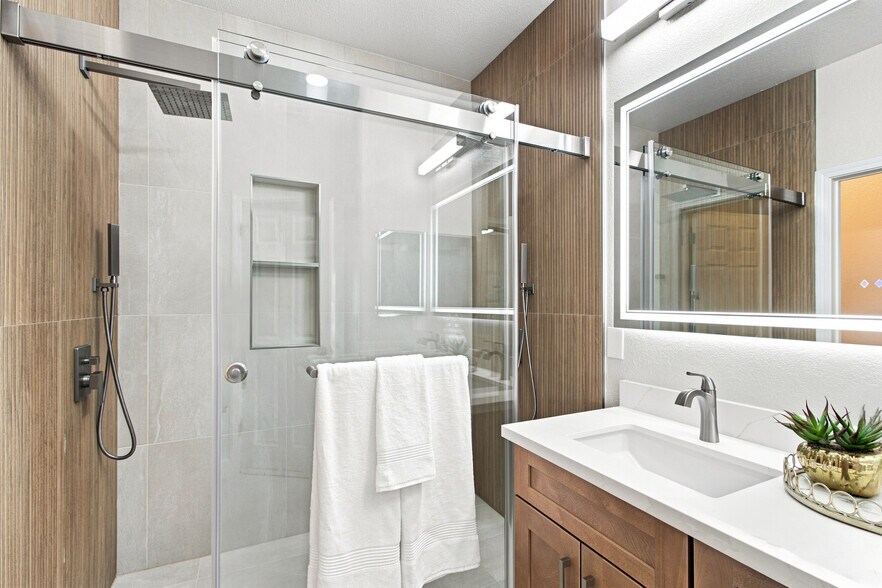 Building Photo - 37 Esfahan Dr