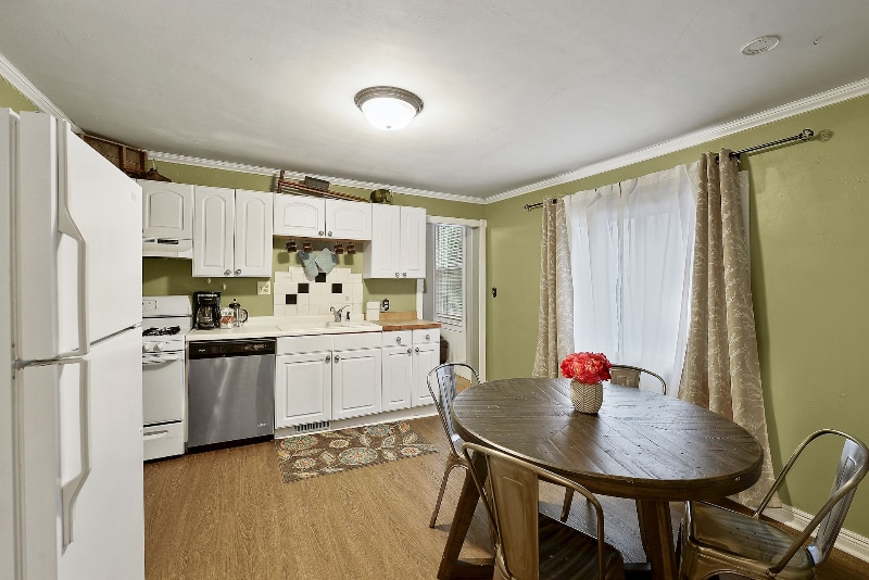 Building Photo - 422 NE 2nd St