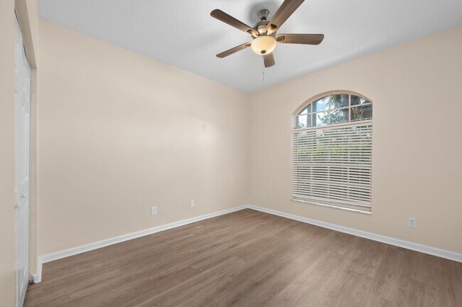 Building Photo - 6980 SE Twin Oaks Cir