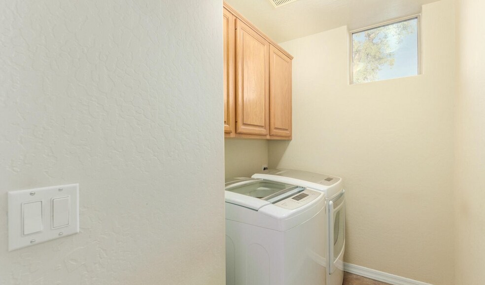 Building Photo - 892 W Raven Dr