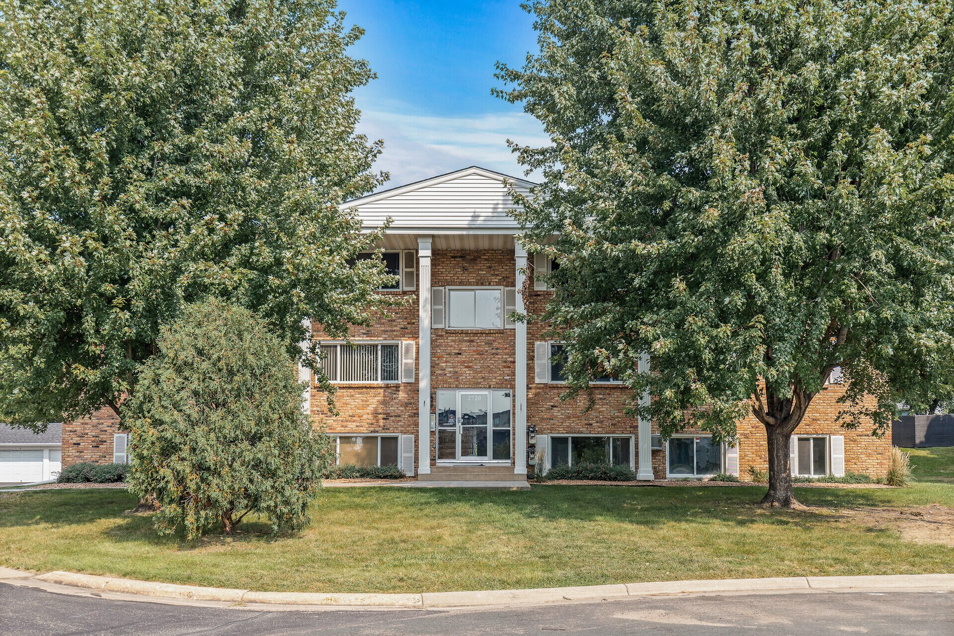 Building Photo - 2720 Rosalyn Ct