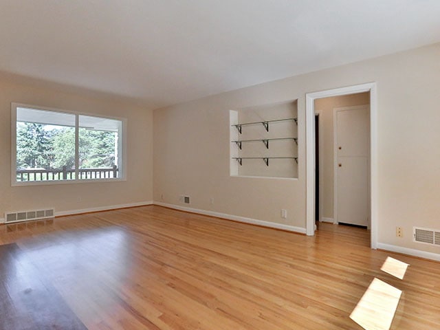 Building Photo - Spacious and Light Lake Oswego Home