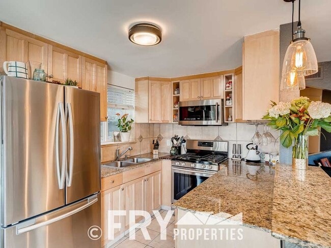 Building Photo - Updated Condo in Highlands Square