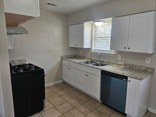 Building Photo - Updated Entertainment District Casa