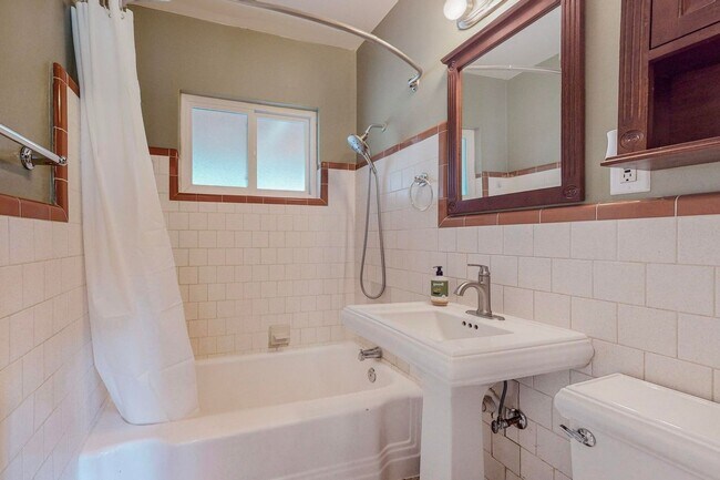 Building Photo - 1314SF Ridgecrest Brick 2 Bedroom  1 Bath ...