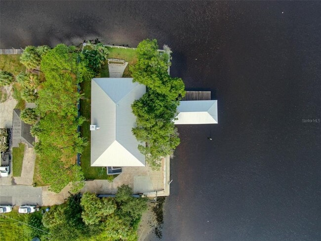 Building Photo - 9901 Bay Dr