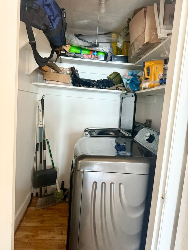 Building Photo - 366 Main St