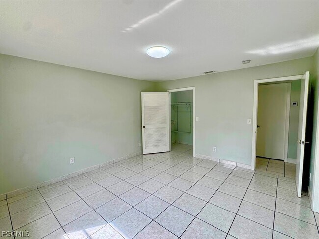 Building Photo - 233 S Cypress St