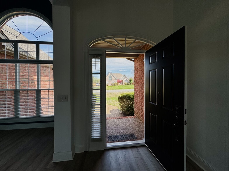 Building Photo - 806 Muscogee Way