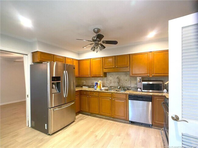Building Photo - 2721 Mirror Lake Dr