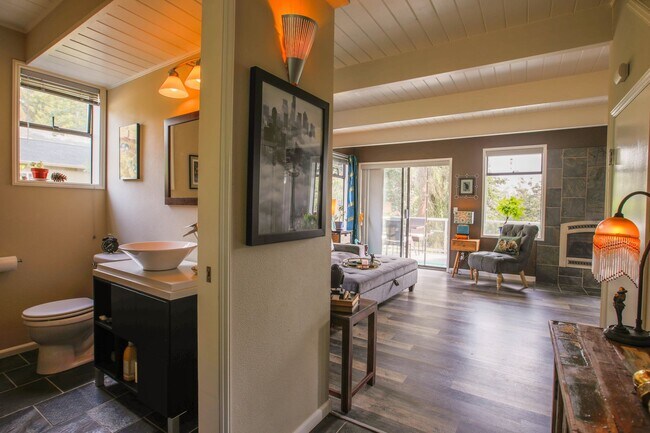 Building Photo - Gorgeous Custom Home!  Pet friendly and La...