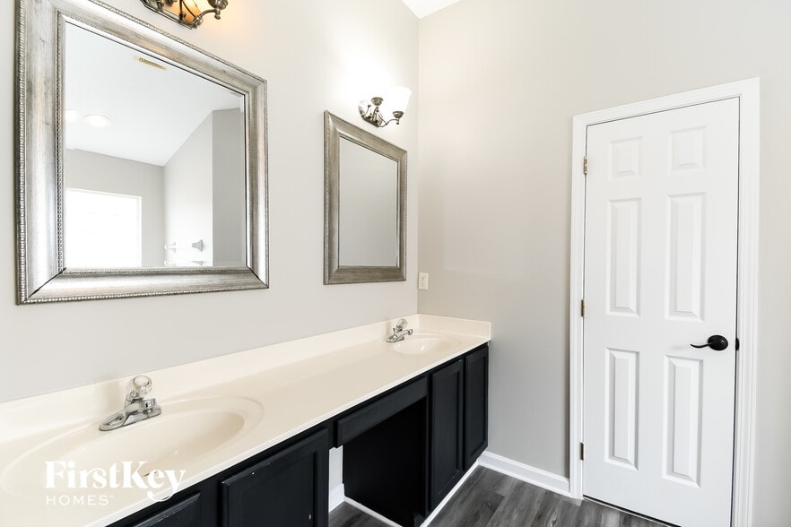 Building Photo - 1845 Northglen Cir