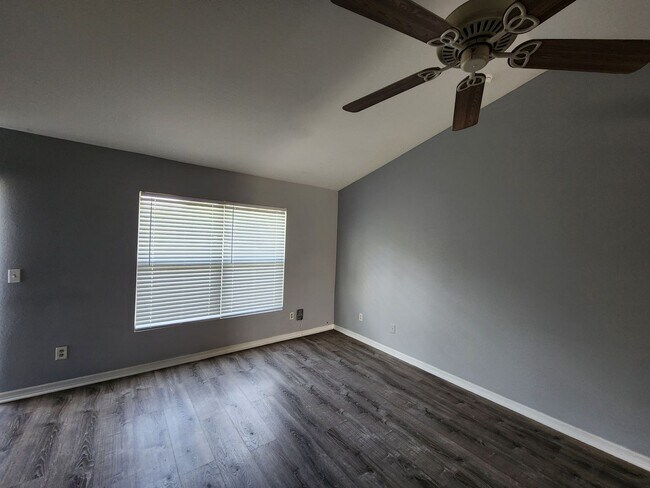 Building Photo - 977-979 Graystone Ave