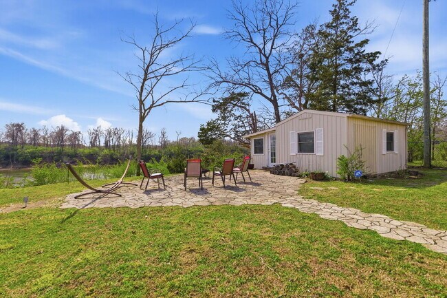 Building Photo - Charming 3-Bed Oasis with Scenic Waterfront Views and Pool 15 minutes from Downtown Nashville