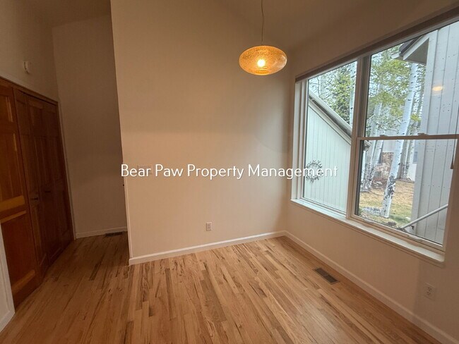 Building Photo - Charming 2-Bed Townhome in North Evergreen!