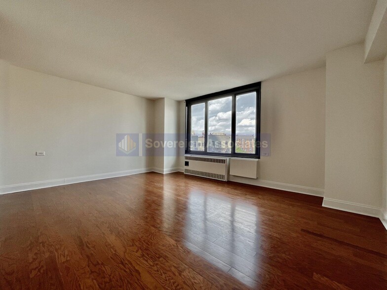 Primary Photo - 3333 Broadway