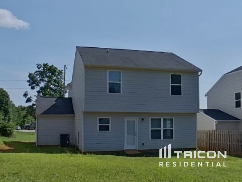 Building Photo - 5819 Hewitt Dr