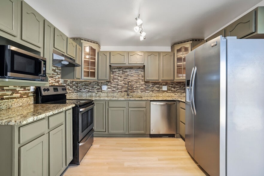Building Photo - 2050 Del Mar Dr