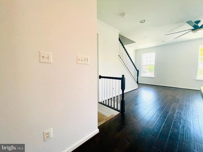Building Photo - 7120 Beaumont Place