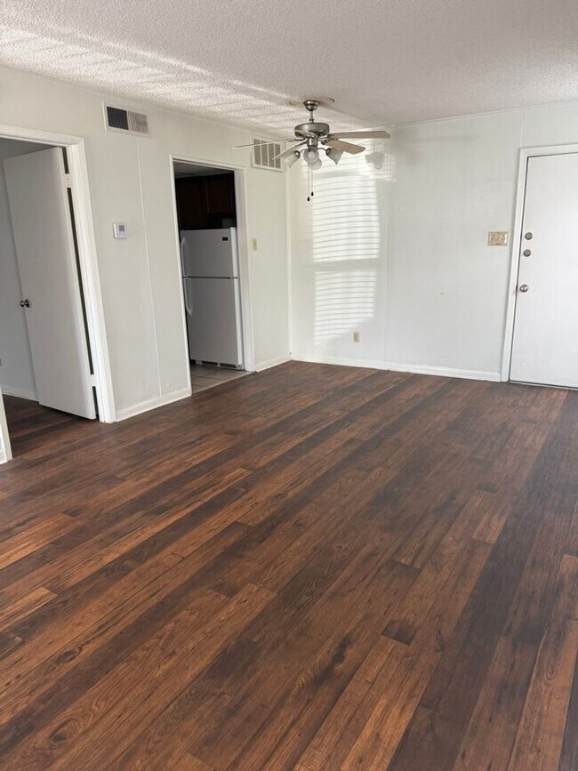 Building Photo - 2021 Austin Ave