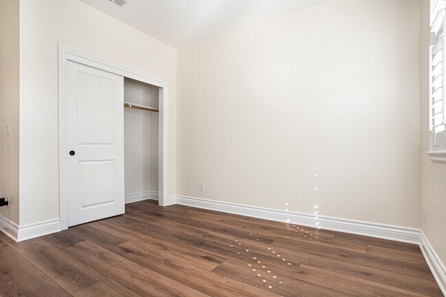 Building Photo - Beautiful Custom Townhouse In Desirable Wa...