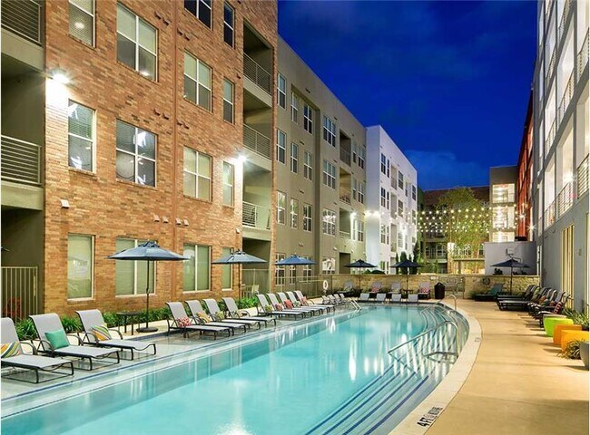 Building Photo - 1902 1/2 Simond Ave