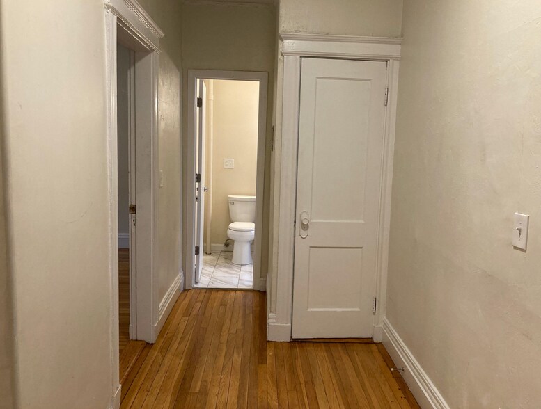 Building Photo - 52 Queensberry St