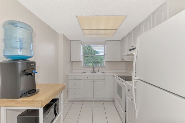 Building Photo - BEAULTIFUL 1 BEDROOM, 1 BATHROOM CONDO LOCATED JUST MINUTES FROM VENICE BEACH!