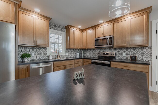 Building Photo - 441 Lawrence Dr