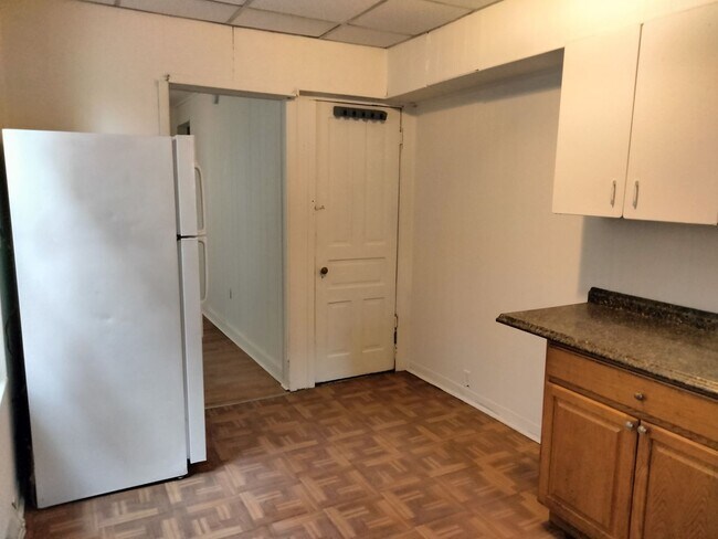 Building Photo - Spacious 5 Bedroom, 1 Bathroom Single-Family Home with Yard – Allentown