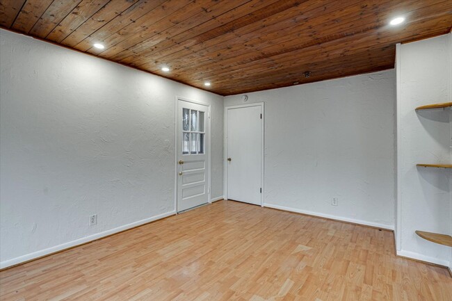 Building Photo - Charming East Ridge Rental – Spacious Yard, Updated Features & Pet-Friendly Living!