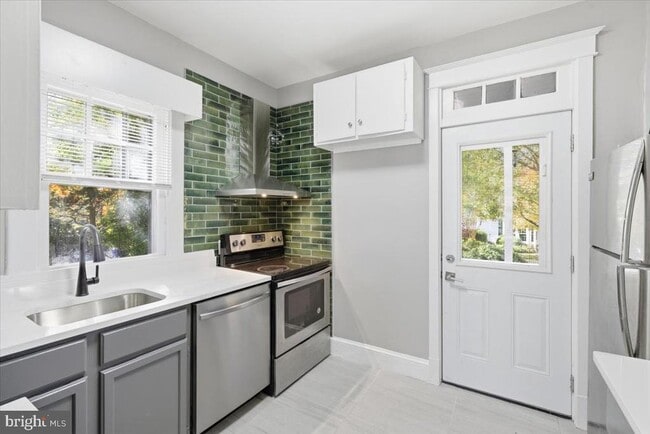 Building Photo - 1208 S Oakcrest Rd