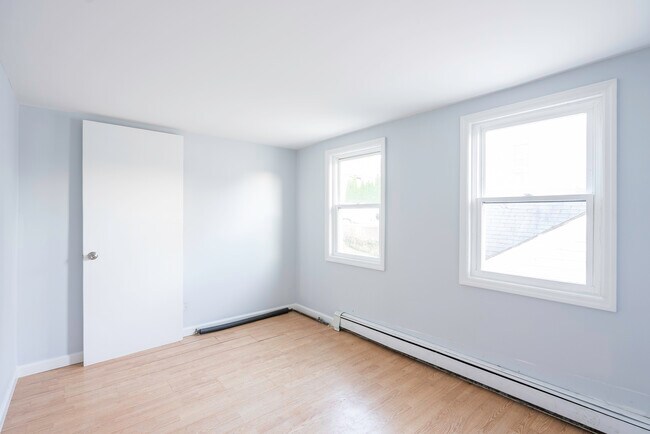Building Photo - 140 McLean Ave