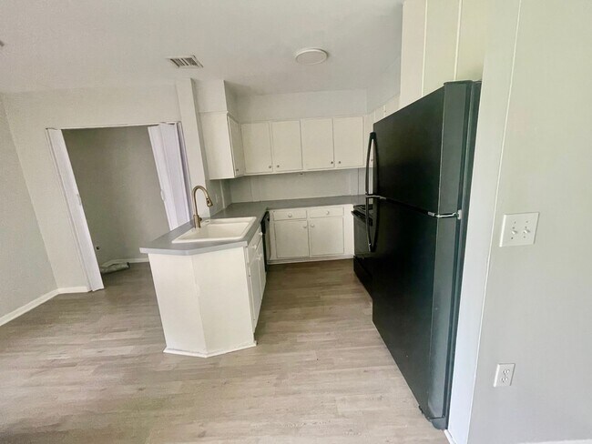 Building Photo - Top-floor 2-bedroom, 2-bath residence in Charlotte