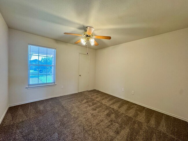 Building Photo - 10201 Iris Ln