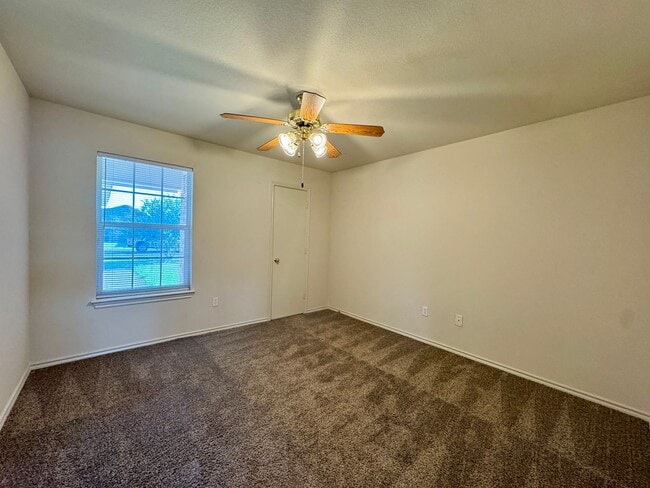 Building Photo - Duplex *LEASING SPECIAL AVAILABLE*