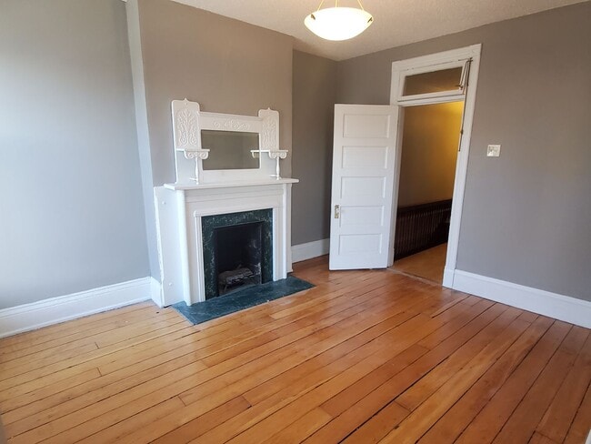 Building Photo - Historic eastside townhome