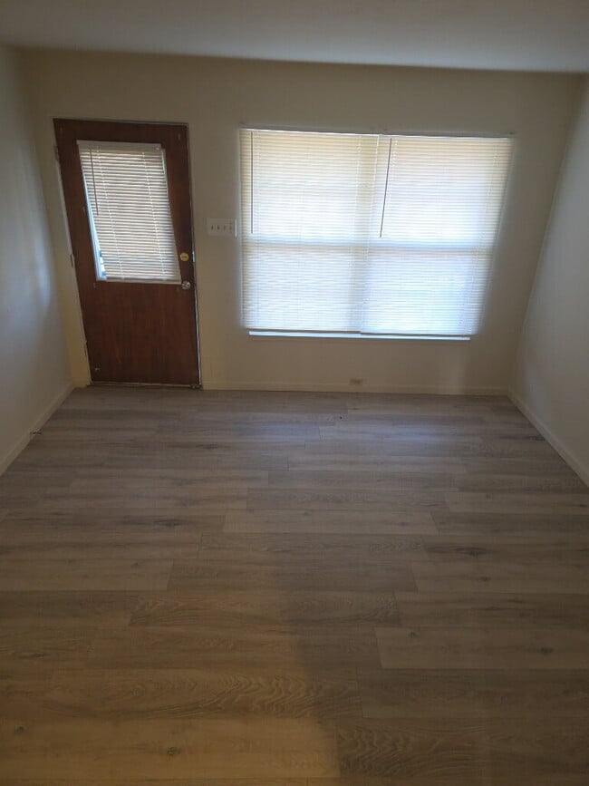 Building Photo - Your Next Home Awaits! Stylish 3-Bed on Perthshire Rd – Move-In Ready