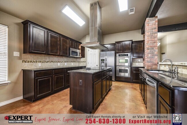 Building Photo - GORGEOUS 3 BEDROOM HOME WITH SOLAR PANELS!!