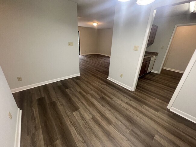 Building Photo - 2br/2ba, fireplace, deck