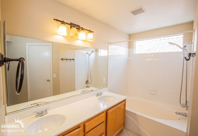 Building Photo - Lovely 3Bdm 2.5Ba Two-Story Home in the Heart of Summerlin!