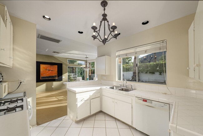 Building Photo - 866 N Topaz Cir