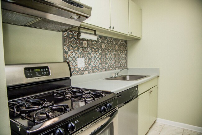 Building Photo - One Bedroom Condo in Barracks West