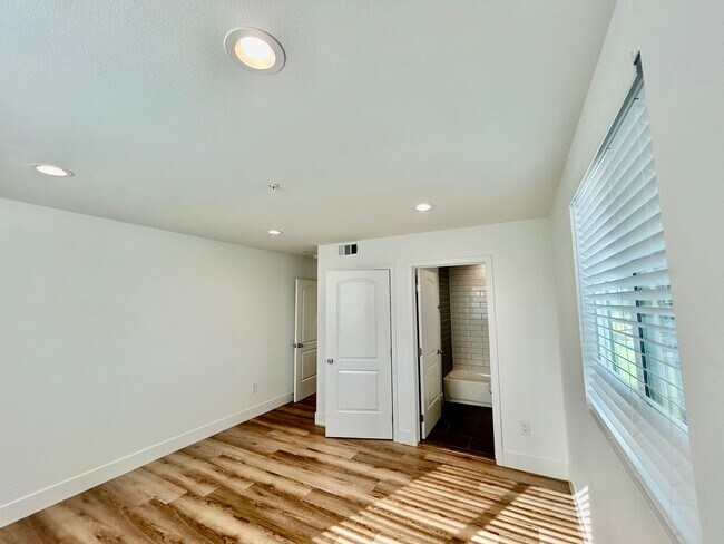 Building Photo - NewB La T 8418