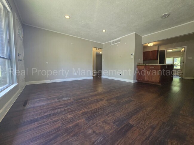 Building Photo - Updates Everywhere! 2/3 Bedrooms in Oak Park