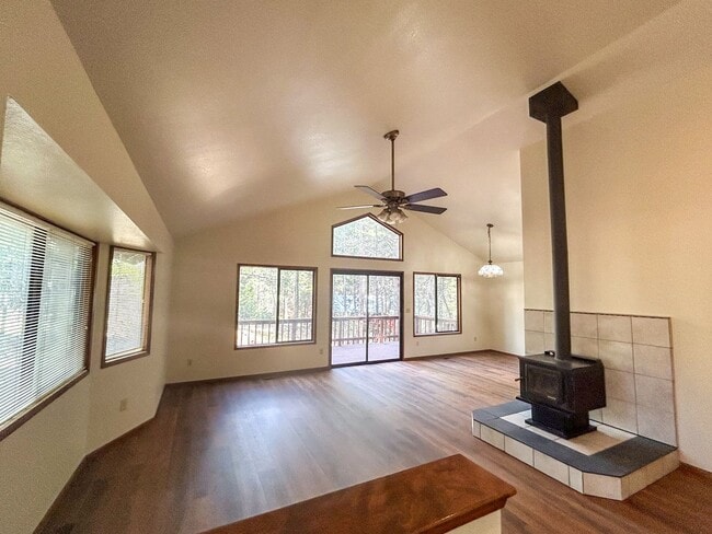 Building Photo - Spacious 2 Bed 1 Bathroom House In Shingletown